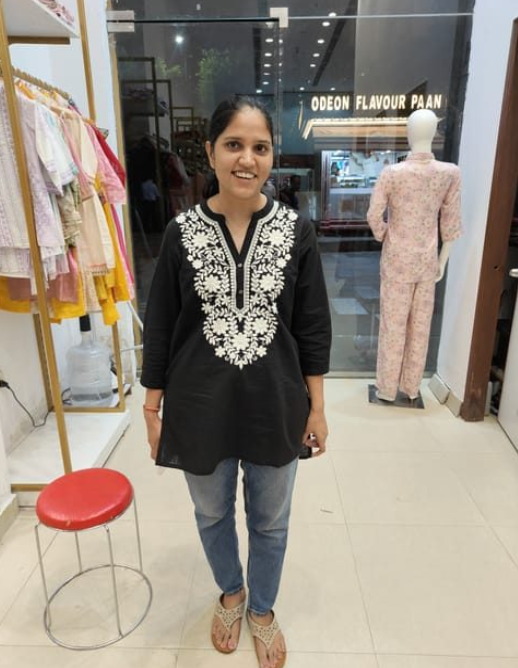 Store 4: customer photo at the counter